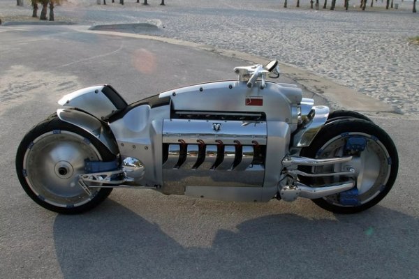 Tomahawk е продаден като дизайнерски шедьовър в луксозния каталог на Neiman Marcus за 555 000 долара. От 2003 до 2006 г. американците сглобяват само девет Tomahawk вместо триста, за които се говори в зората на проекта. Експертите не са единодушни дали това е истински мотоциклет, защото машината е с 4 близко свързани колела.